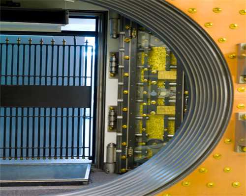 我挂断电话的时候 苏亦暖刚好把自己和周斯越的照片挂到姻缘树的树