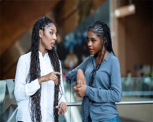 上海一驾驶员倒挂车牌，被罚200，扣12分