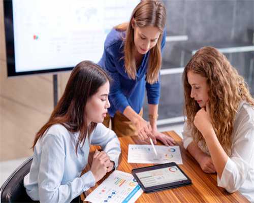 南京一老人拉扯孕妇要求让座！地铁这一幕引发讨论！