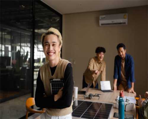 启东残疾老伯大雨拄拐行 好心出租无偿载