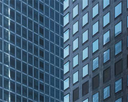 南京一老人拉扯孕妇要求让座！地铁这一幕引发讨论！