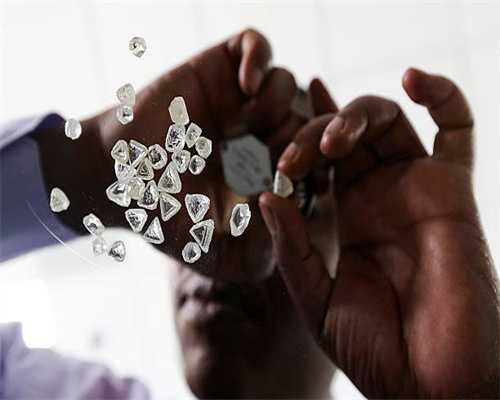 南昌湾里：交房3年，小区门口的路灯竟成摆设，居民摸黑出行